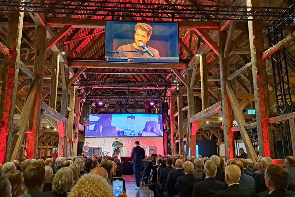 Unter dem Reetdach der Hasselburger Kulturscheune wurde der Festakt zum 200. Jubiläum der Sparkasse Holstein gefeiert. Mit dabei war unter anderem die Band „Jeden Tag Silvester“.