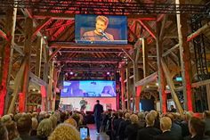Unter dem Reetdach der Hasselburger Kulturscheune wurde der Festakt zum 200. Jubiläum der Sparkasse Holstein gefeiert. Mit dabei war unter anderem die Band „Jeden Tag Silvester“.