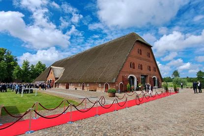 Unter dem Reetdach der Hasselburger Kulturscheune wurde der Festakt zum 200. Jubiläum der Sparkasse Holstein gefeiert. Mit dabei war unter anderem die Band „Jeden Tag Silvester“.