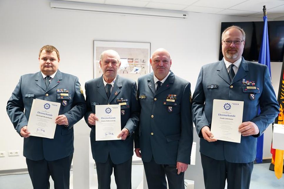 Drei Ehrenurkunden für langjährige Mitgliedschaft wurden durch den Ortsbeauftragten Volker Hofele (2. v. re.) verliehen an: Christoph Meckelmann (20 Jahre), Günter Dobroczewski (25 Jahre) und Frank Lehrmann (20 Jahre; v. lks.).