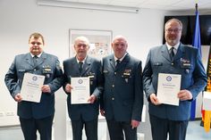 Drei Ehrenurkunden für langjährige Mitgliedschaft wurden durch den Ortsbeauftragten Volker Hofele (2. v. re.) verliehen an: Christoph Meckelmann (20 Jahre), Günter Dobroczewski (25 Jahre) und Frank Lehrmann (20 Jahre; v. lks.).