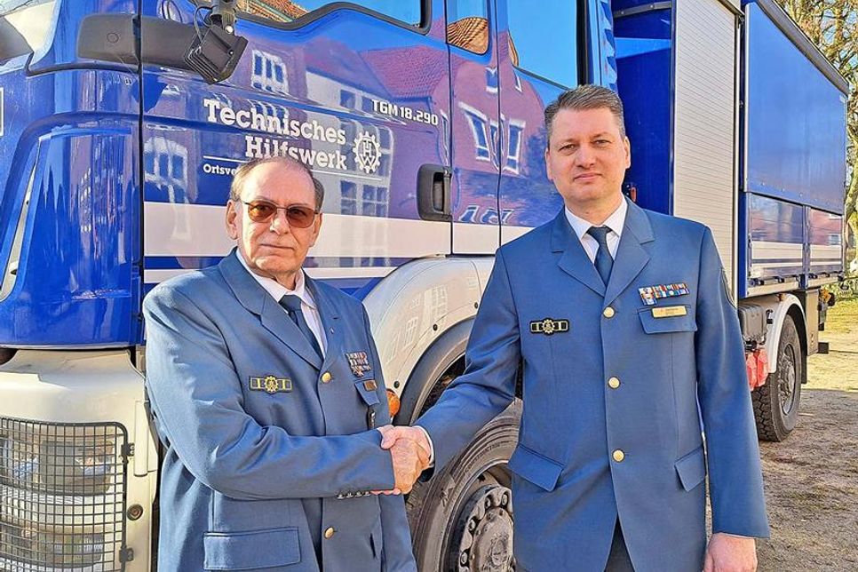 Volker Sajak (links) hat den Staffelstab als THW-Ortsbeauftragter nach 36 Jahren an Jesko Jachens weitergegeben.           Fotos: Graap