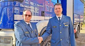 Volker Sajak (links) hat den Staffelstab als THW-Ortsbeauftragter nach 36 Jahren an Jesko Jachens weitergegeben.           Fotos: Graap