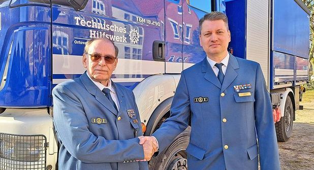 Volker Sajak (links) hat den Staffelstab als THW-Ortsbeauftragter nach 36 Jahren an Jesko Jachens weitergegeben.           Fotos: Graap