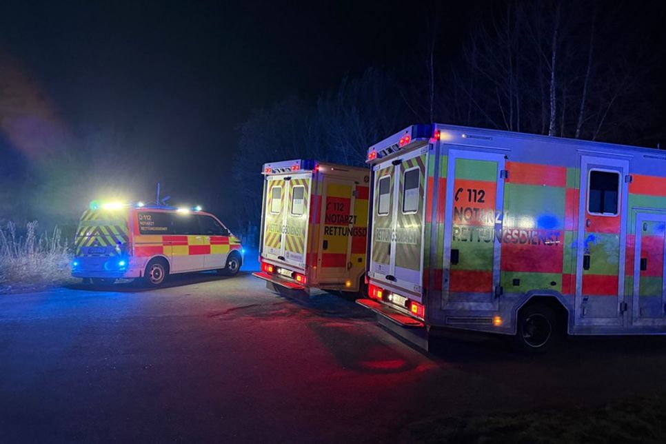 Eine verletzte Person wurde in eine nahegelegene Klinik gebracht.