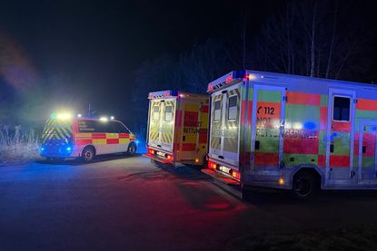 Eine verletzte Person wurde in eine nahegelegene Klinik gebracht.