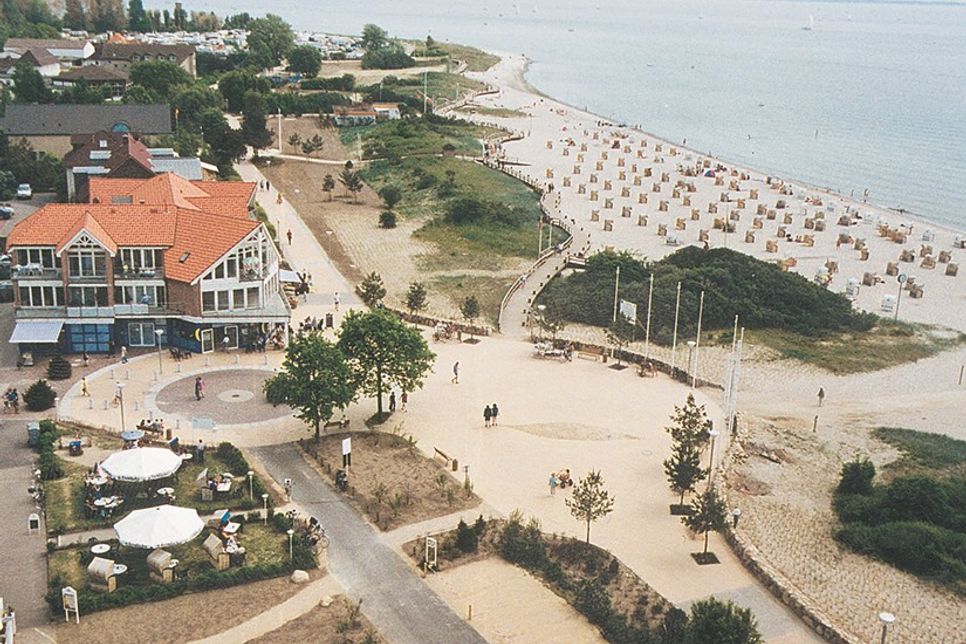 Der Holzsteg über den mit Dünen gesäumten Strand und die neu gestaltete Strandpromenade feiern Jubiläum. (Archivbild: der reporter 2001)