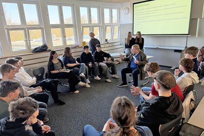 Werner Kalinka sprach mit den Schülern der Arbeitsgruppe 4 über die Vor- und Nachteile der direkten Demokratie.