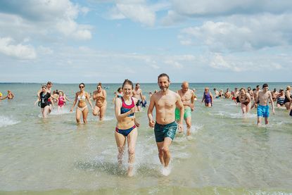 Ein Highlight zum Abschluss: Am Sonntag, dem 4. Mai, findet das „Anbaden“ an der neuen Seebrücke in Scharbeutz statt.