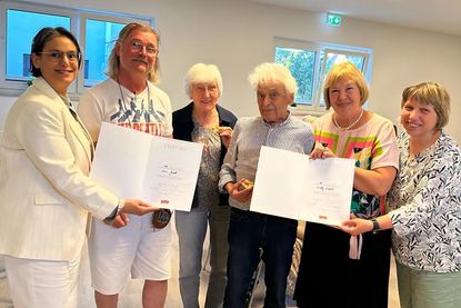 Serpil Midyatli (Landesvorsitzende), Eric Just (50 Jahre Mitglied), Ursel Gehrmann (Lebensgefährtin von Willy Edel), Willy Edel (70 Jahre Mitglied), Bettina Hagedorn (MdB) und Angela Hüttmann (Ortsvereinsvorsitzende; v. lks.) am Tag der Mitgliederversammlung.