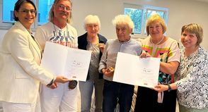 Serpil Midyatli (Landesvorsitzende), Eric Just (50 Jahre Mitglied), Ursel Gehrmann (Lebensgefährtin von Willy Edel), Willy Edel (70 Jahre Mitglied), Bettina Hagedorn (MdB) und Angela Hüttmann (Ortsvereinsvorsitzende; v. lks.) am Tag der Mitgliederversammlung.