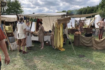 Historisches Handwerk, spektakuläre Kämpfe, Mitmachaktionen und ein Sommerabend am Wallsee erwarten die Besucher bei den Slawentagen.