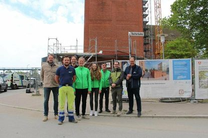 Architekt Hayung Köhler, Christian Harms (Wärmenetzbau SWNH) und Architekt Arne Pawlowski (Köhler Architekturbüro) mit Anne Reimers (Technischer Service SWNH), Sandra Liebmann (Marketing und Kommunikation SWNH) und Thomas Anthoni (Projektleiter Wärme SWNH) sowie Stadtplaner Conrad Rieger und Bürgermeister Mirko Spieckermann (v. lks.).