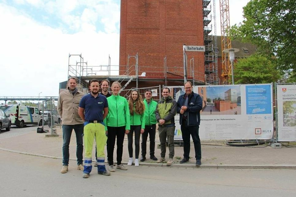 Architekt Hayung Köhler, Christian Harms (Wärmenetzbau SWNH) und Architekt Arne Pawlowski (Köhler Architekturbüro) mit Anne Reimers (Technischer Service SWNH), Sandra Liebmann (Marketing und Kommunikation SWNH) und Thomas Anthoni (Projektleiter Wärme SWNH) sowie Stadtplaner Conrad Rieger und Bürgermeister Mirko Spieckermann (v. lks.).