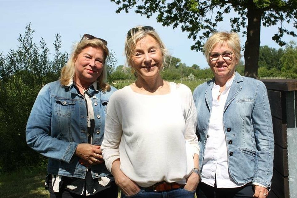 Elgin Zühlke (Mi.) mit Bürgermeisterin Kirsten Sköries (re.) und ihrer Nachfolgerin Susanne Hasenbeck.