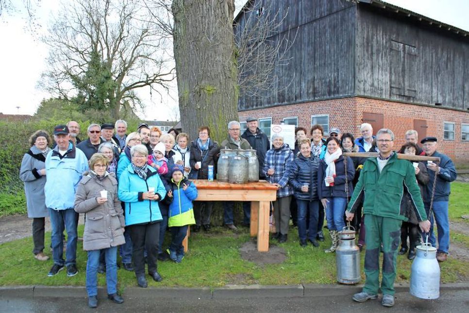 Übergabe an die Dorfgemeinschaft. Ganz Nienhagen war auf den Beinen, als der Milchbock vor dem Hof Westensee eingeweiht wurde.