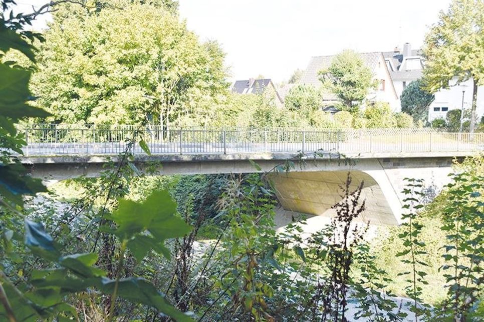 Noch ist die alte Brücke in der Bahnhofstraße, die über die B 76 führt, in beiden Richtungen befahrbar, aber ab dem 26. Oktober wird die marode Brücke aus Sicherheitsgründen nur noch einspurig befahrbar sein und dafür eine Ampelanlage installiert.