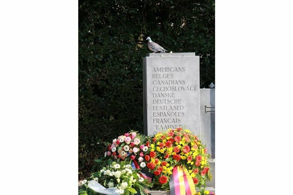 Am 3. Mai werden auf dem Ehrenfriedhof am Stutthofweg Kränze niedergelegt.