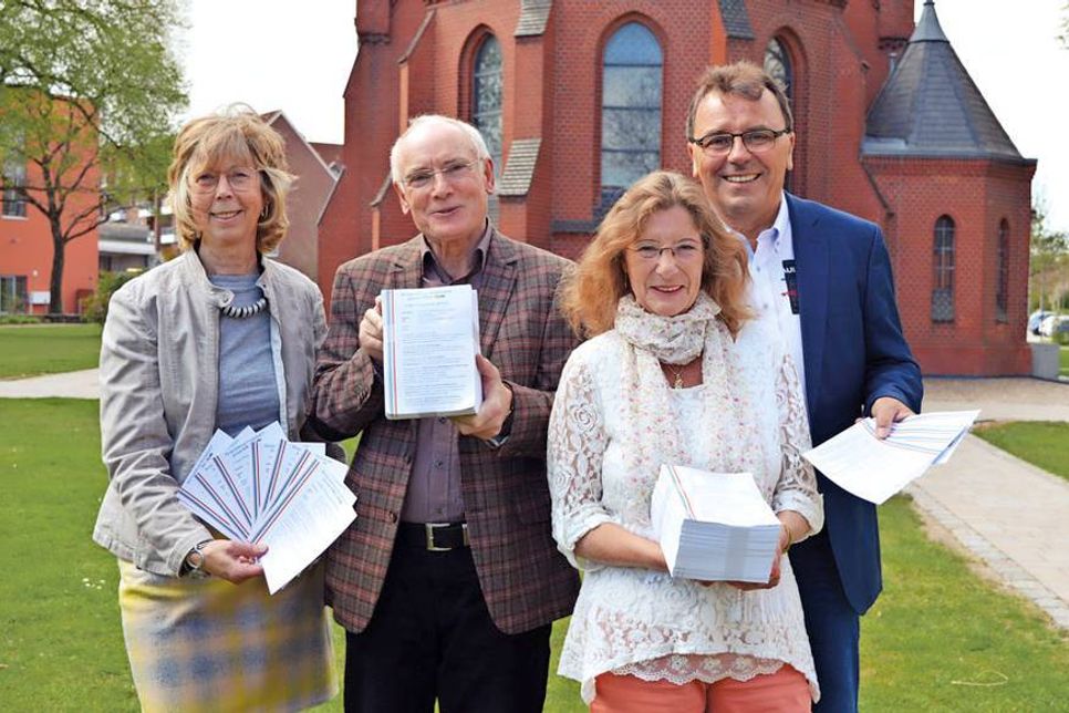 Brigitte Rahlf-Behrmann (v.l.), Volker Olbers, Angela Prühs und Manfred Beckmann stellten jetzt das Programm der Kinderuni vor. Rund 10.000 Flyer werden in den nächsten Tagen an die Stockelsdorfer Haushalte verteilt. (Text+Foto: Eknad)