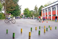 Insgesamt acht Aufgaben galt es für die Grundschüler aus den vierten Klassen zu meistern – und wie es sich gehört: natürlich nur mit Helm. (Foto: Setje-Eilers)