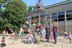 Bürgermeister Volkert Stoldt (Mi.) eröffnete mit Schulleiterin Antje Sagawe und Kindergarten-Leiterin Silke Piening das neue, hochwertige Spielgerät.