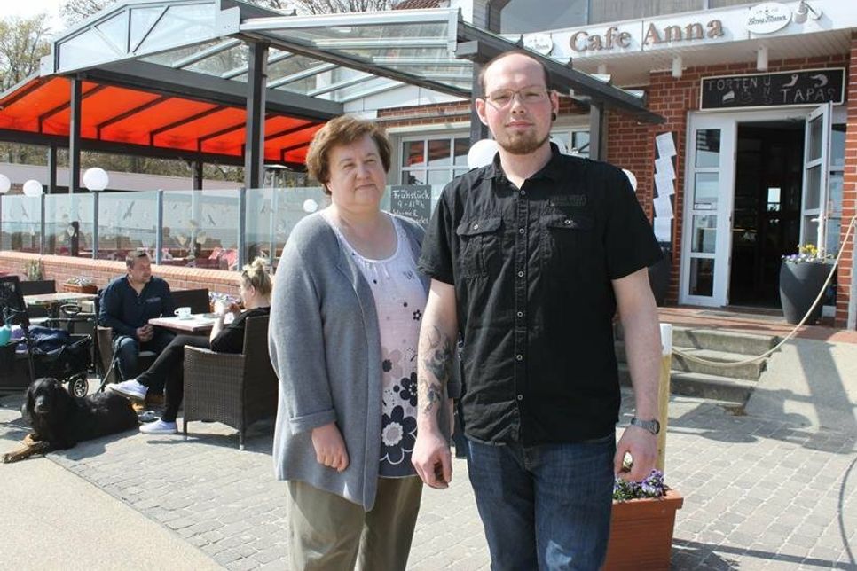 Jan Berg (re.) hat mit seiner Tante Gitta Berg das Ruder im „Café Anna“ übernommen.