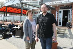 Jan Berg (re.) hat mit seiner Tante Gitta Berg das Ruder im „Café Anna“ übernommen.