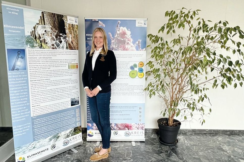 Bad Schwartaus Museums- und Kulturmanagerin Judith Ohrtmann hat die Ausstellung ins Rathaus geholt.
