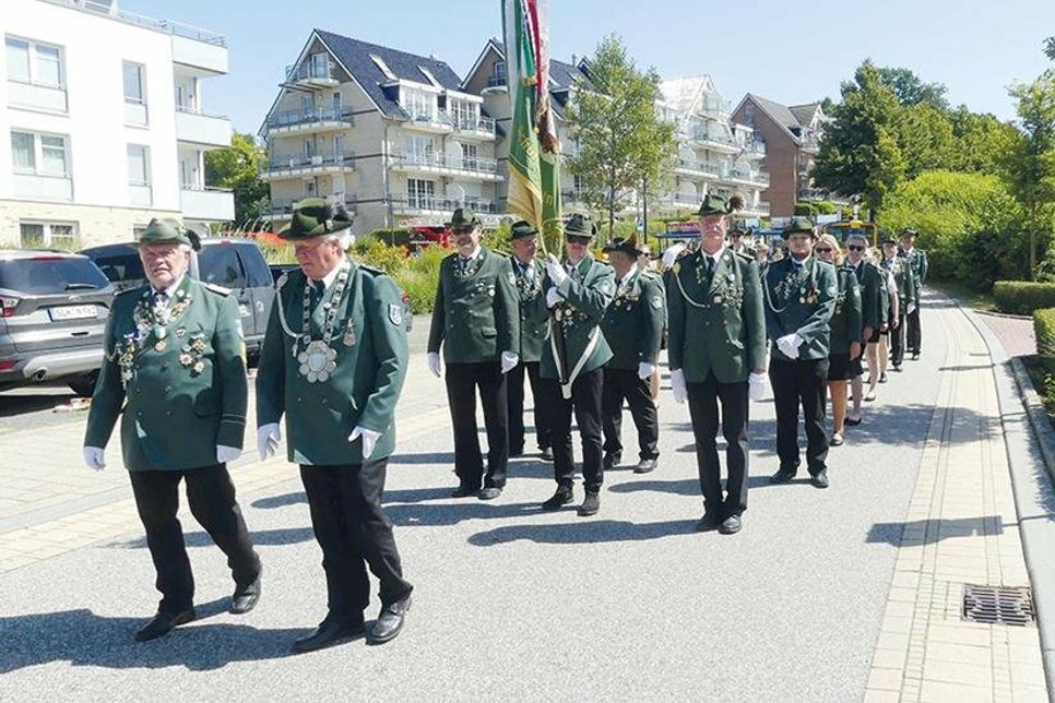 Die Scharbeutzer Schützenbrüder und Schützenschwestern marschieren beim großen Festumzug am Sonntag traditionell als letzte Formation auf den Festplatz im Scharbeutzer Kurpark.
