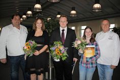 Helmut Börke (lks.) und Hans-Peter Klausberger (re.) von der Bäckerinnung Nord gratulierten den neuen Gesellen.