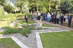 Nach einer kleinen Andacht in der Friedhofskapelle stellte Pastor Thomas Merfert das „Sternenfeld“ vor und übergab es seiner Bestimmung.  (Foto: Stefan Setje-Eilers)