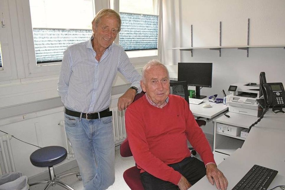 Hans-Joachim Commentz (li.) und Joachim Pohl von der Kassenärztlichen Vereinigung Schleswig-Holstein, sind froh, dass die Räume der Anlaufpraxis endlich wieder zentral in der Klinik untergebracht sind.