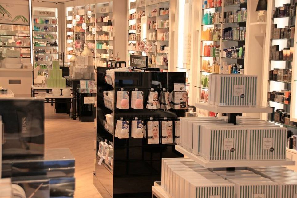 Neben Parfüm bietet das breit gefächerte Angebot auch große Geschenke oder kleine Aufmerksamkeiten, die liebevoll und ganz individuell verpackt werden.