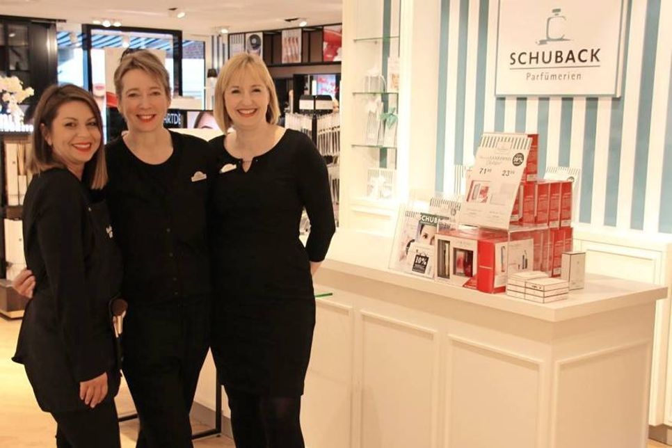 Betty Milioni, Oliva Steinhagen und Anne Parth (v. lks.) heißen stellvertretend für das gesamte Schuback-Team ihre Kunden herzlich willkommen.