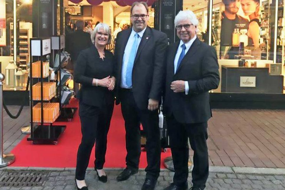 Bürgermeister Mirko Spieckermann (Mitte) gratulierte Inhaberin Iris und Heinrich Wagner zu ihrer erfolgreichen Neueröffnung.
