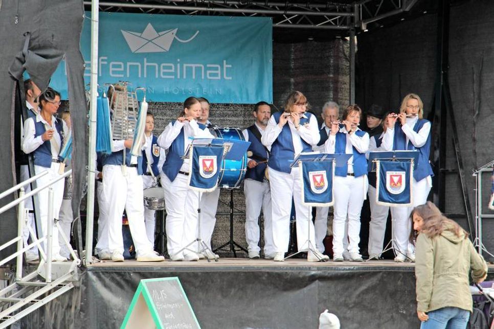 Der Spielmanns- und Fanfarenzug eröffnete das Weltkindertagsfest auf der Bühne vor dem Rathaus.