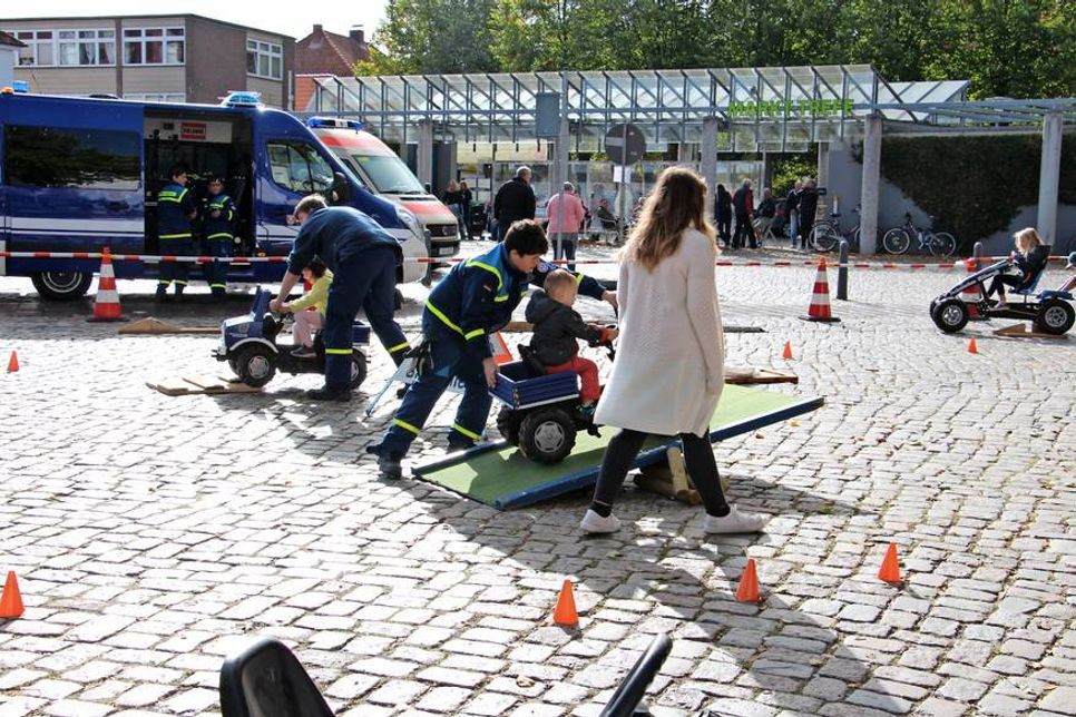 Der Geschicklichkeits-Parcours vom THW auf dem Markt.