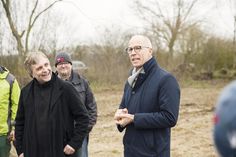 Ingo Ludwichowski (Geschäftsführer NABU SH) und Dr. Sebastian Portius (Geschäftsführer Innovation und Qualität der Schwartauer Werke) freuen sich über die Fortsetzung der Kooperation zum Ausbau und Erhalt von Streuobstwiesen.