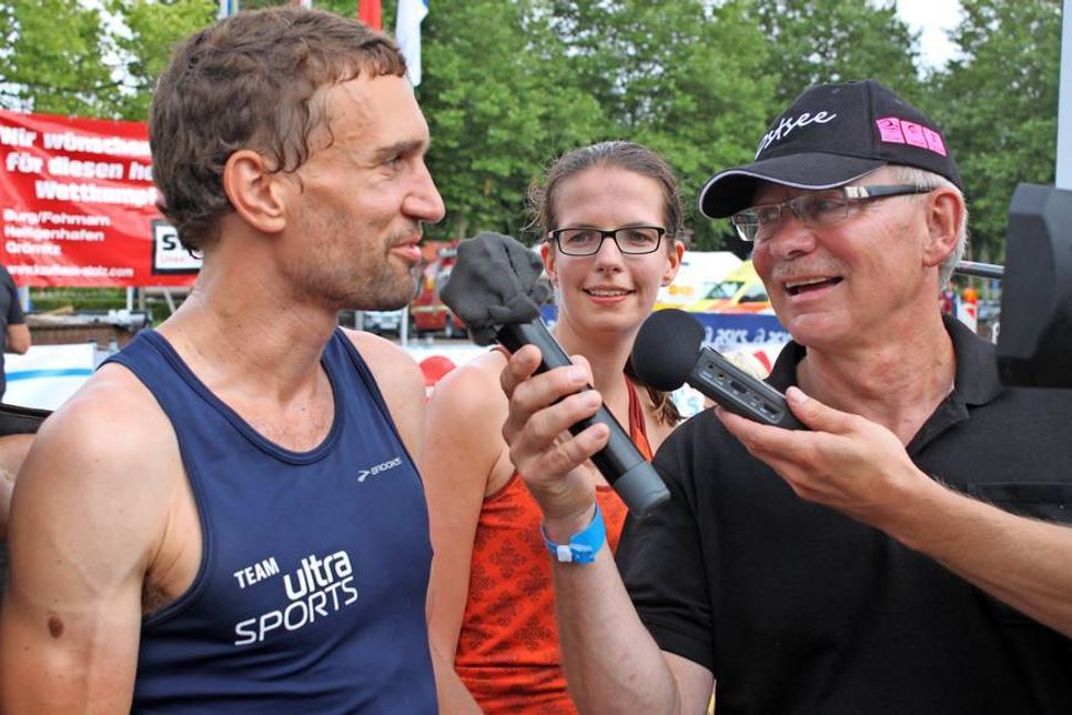 Der Sieger im Interview mit Platzsprecher Bernhard Vogel.