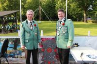 1. Ältermann Dr. Ralf Stolley mit Spaßvogelkönig Kommandeur Major Detlef Scheel (re.).