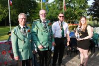 In Erinnerung an Jens Herzog: Sohn Dennis Herzog (2. v. re.) überreichte den Jens-Herzog-Damenpokal an Sonja Kühnau.