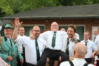 Mit 70 Jahren definitiv reif für die Königswürde: Heinz Neumann wurde zur Königsproklamation in die Festhalle vom Restaurant Piräus getragen.