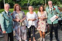 Verleihung der Pokale für sportliches Schießen.
