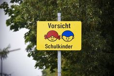 Nicht immer ist der kürzeste Weg der sicherste. Auf dem Schulweg zählt nur die Sicherheit. (Foto: HUK-Coburg)
