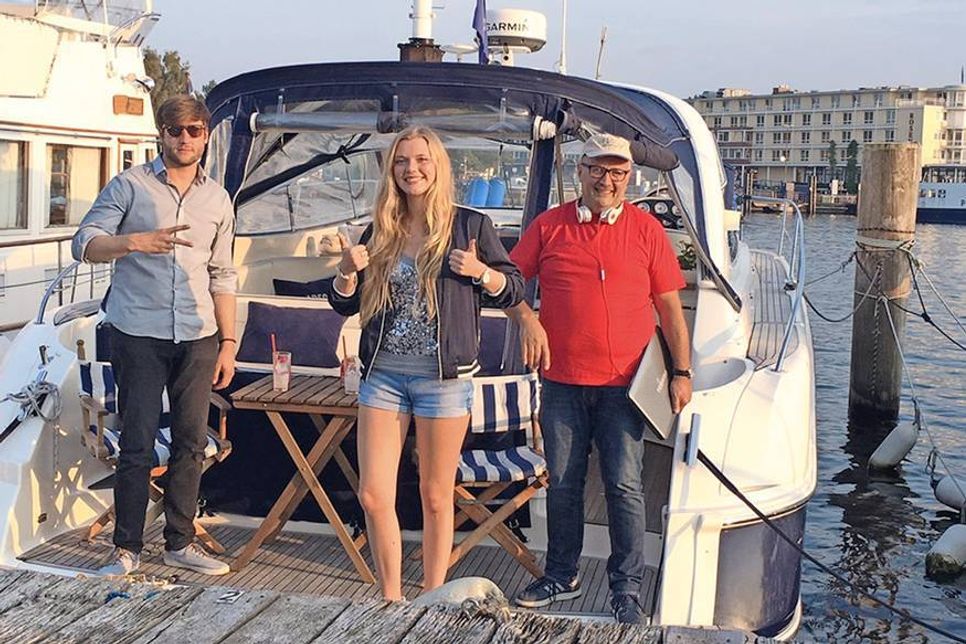 Die Crew von „Mr. Saxophone“ beim Videodreh, hier in Travemünde.