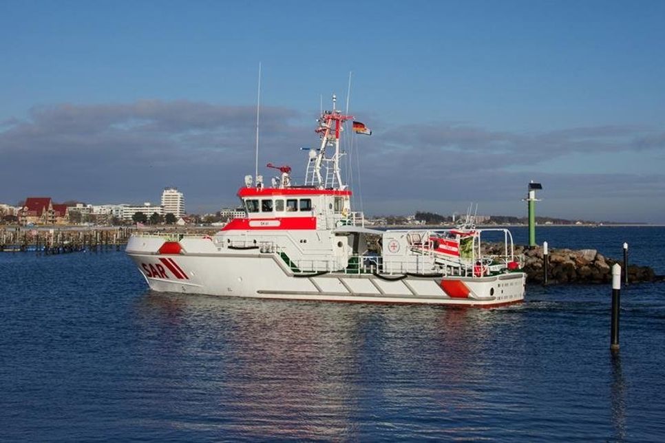 Der Seenotrettungskreuzer SK 41 passiert die Einfahrt zum Grömitzer Hafen, in dem er fortan stationiert ist.