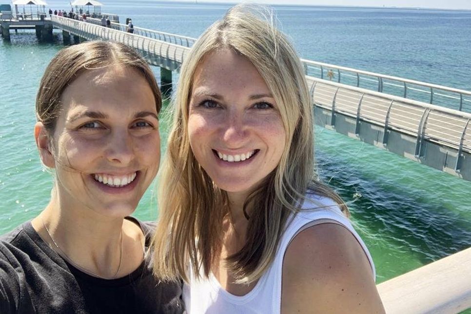 Freuen sich auf ihre große Ostsee-Perlen-Sommertour: Podcasterinnen und Redakteurinnen Kristina Kolbe (lks.) und Gesche Muchow.
