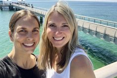 Freuen sich auf ihre große Ostsee-Perlen-Sommertour: Podcasterinnen und Redakteurinnen Kristina Kolbe (lks.) und Gesche Muchow.