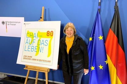 Bettina Hagedorn bei der Präsentation der Sonderbriefmarke.