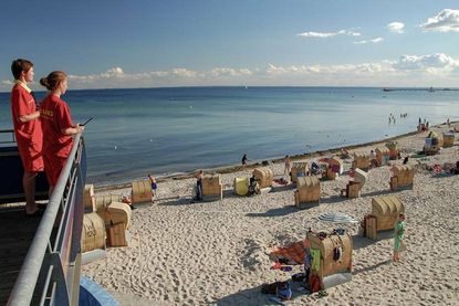 Wer jetzt baden will, muss wissen, dass die Türme unbesetzt und die rot-gelben Flaggen für 2023 eingeholt sind.